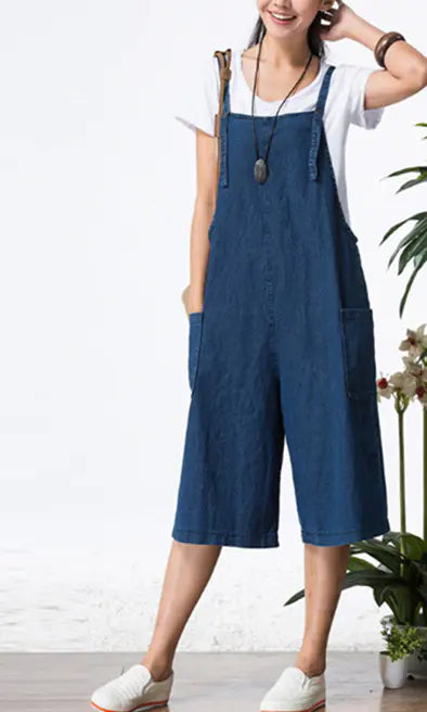ゆったりとしたカジュアルなデニムオーバーオール