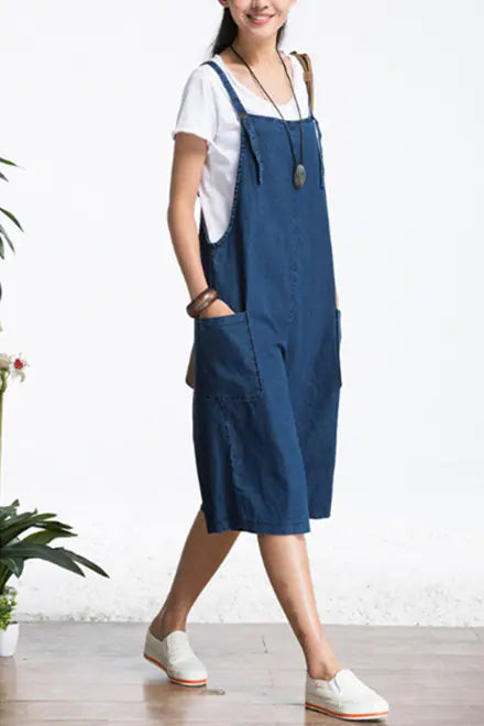 ゆったりとしたカジュアルなデニムオーバーオール